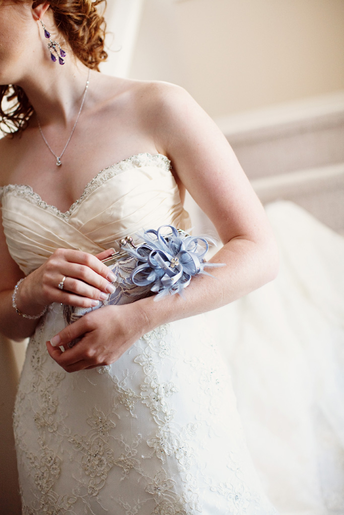ANGEEW Bridal Lace Clutch Bag with Fascinator Brooch with Bride | Photo by Sharon Litchfield Photograhy